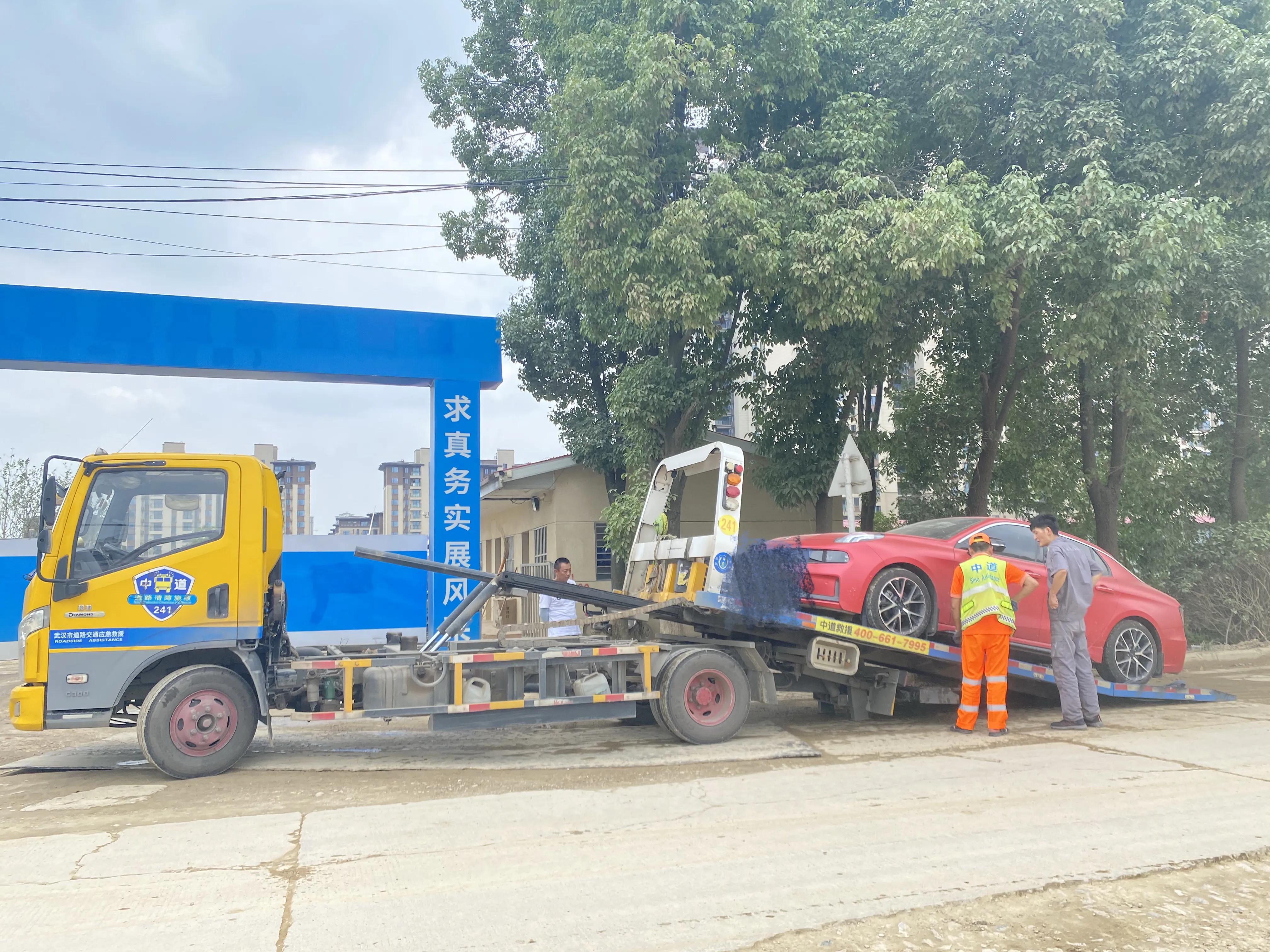 领克03低速行驶车辆无损伤无刮擦无碰撞弹出安全气囊并爆炸