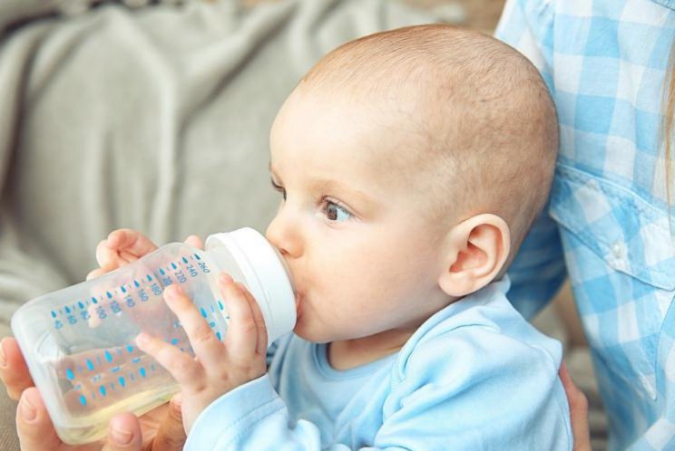 满月宝宝没吃饱表现,宝宝满月没长体重是什么原因