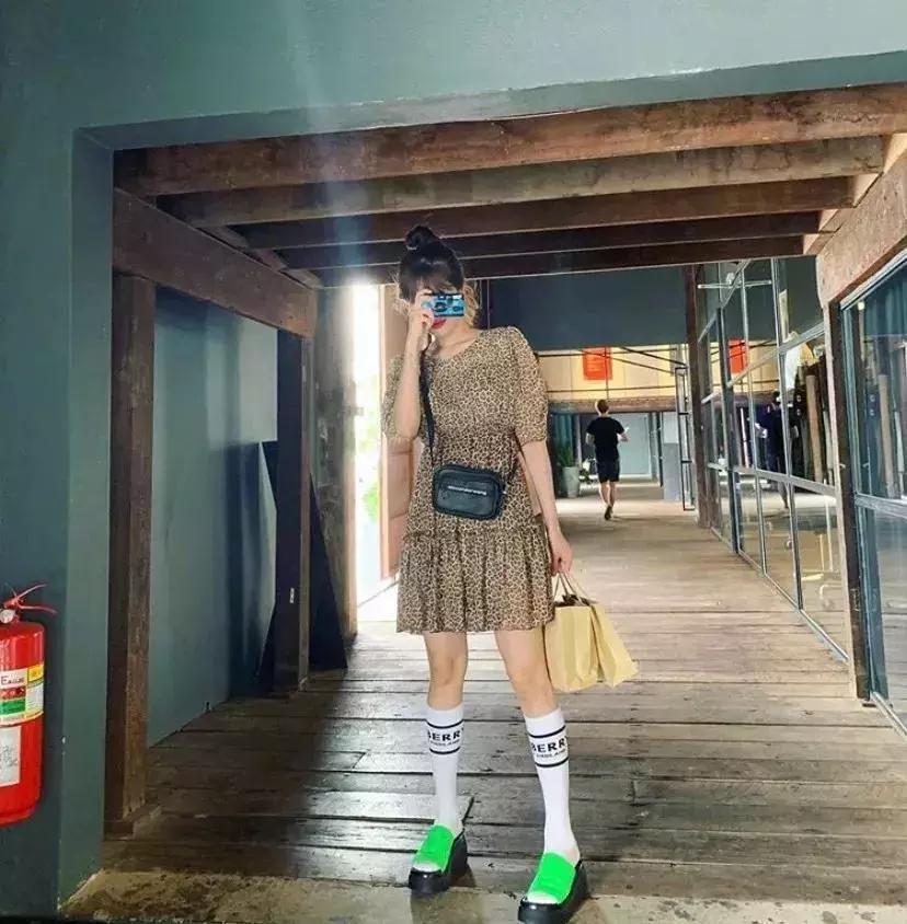 杨幂热巴穿的这些款式超出彩,杨幂热巴实力种草的牛仔外套