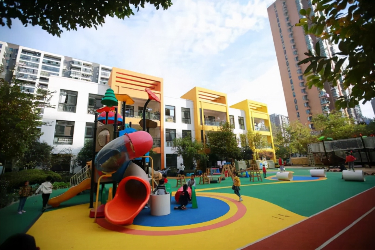 幼儿园草坪怎么铺效果最好,幼儿园人造草坪铺设