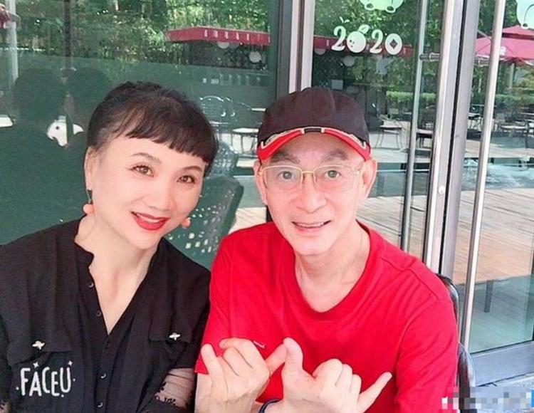 六小龄童结婚32周年晒合照，妻子竟是天竺王后！女儿撞脸关晓彤