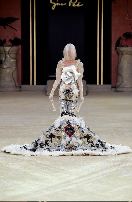 鬼脸连体服做开场,满身绣死亡象征乌鸦,惊悚秀场还是奇葩秀场?