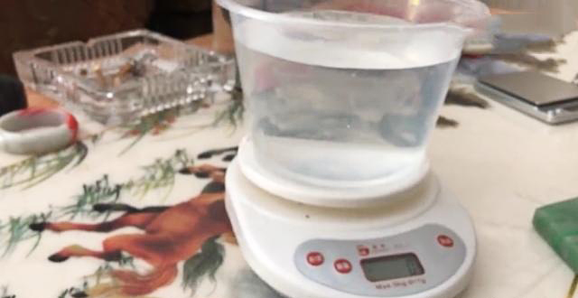 翡翠原石赌石真的是骗人的吗,几十元的翡翠原石赌石现场