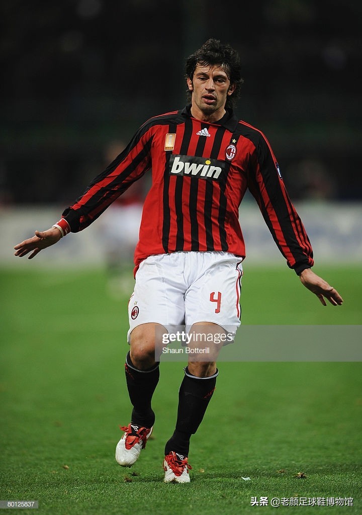 1600万欧的米兰左后卫，被伊布弄的身败名裂，退役半年当选副总理