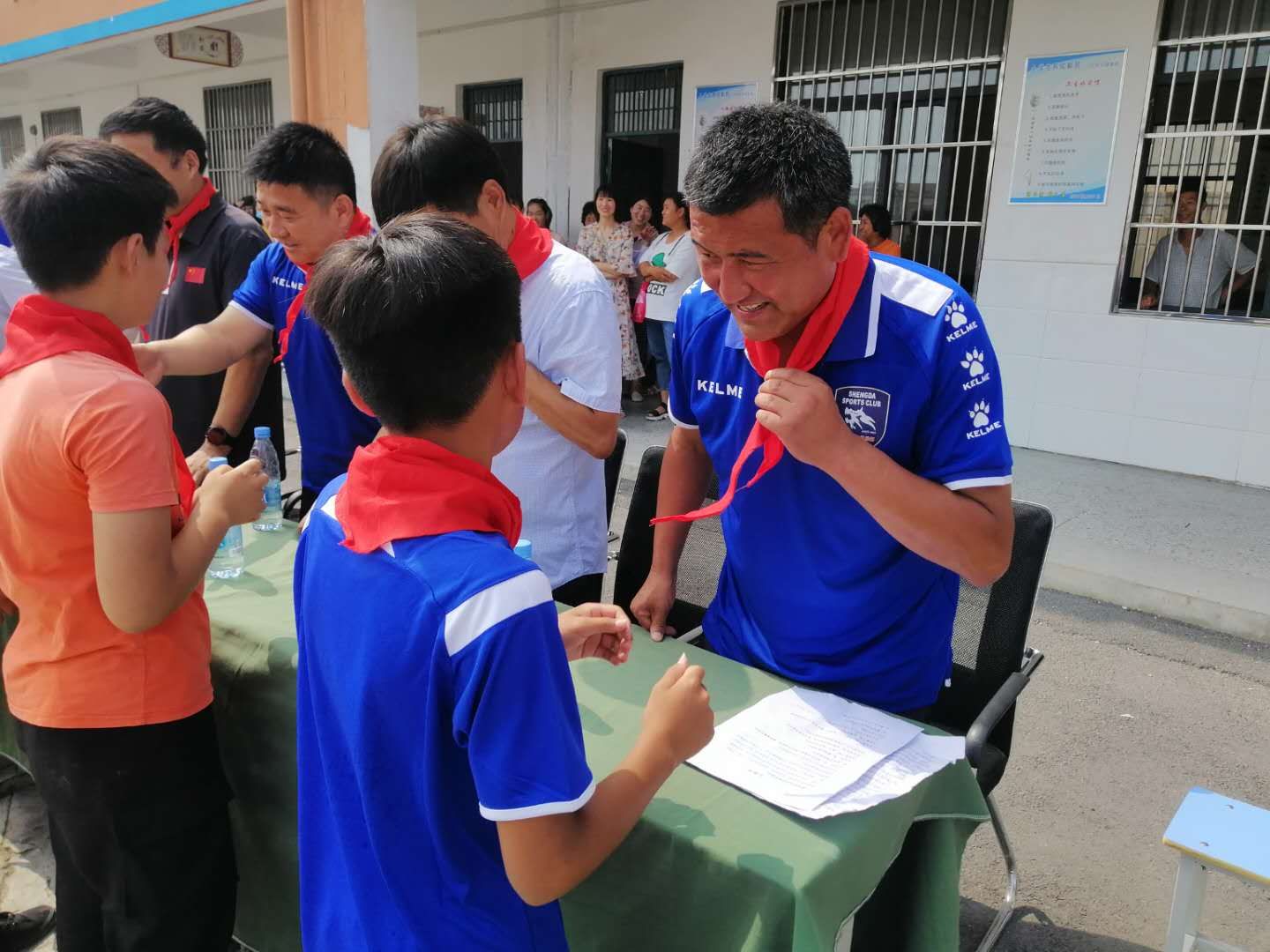 致敬，淮北盛大足球俱乐部！——爱心撒播校园，捐赠温暖你我