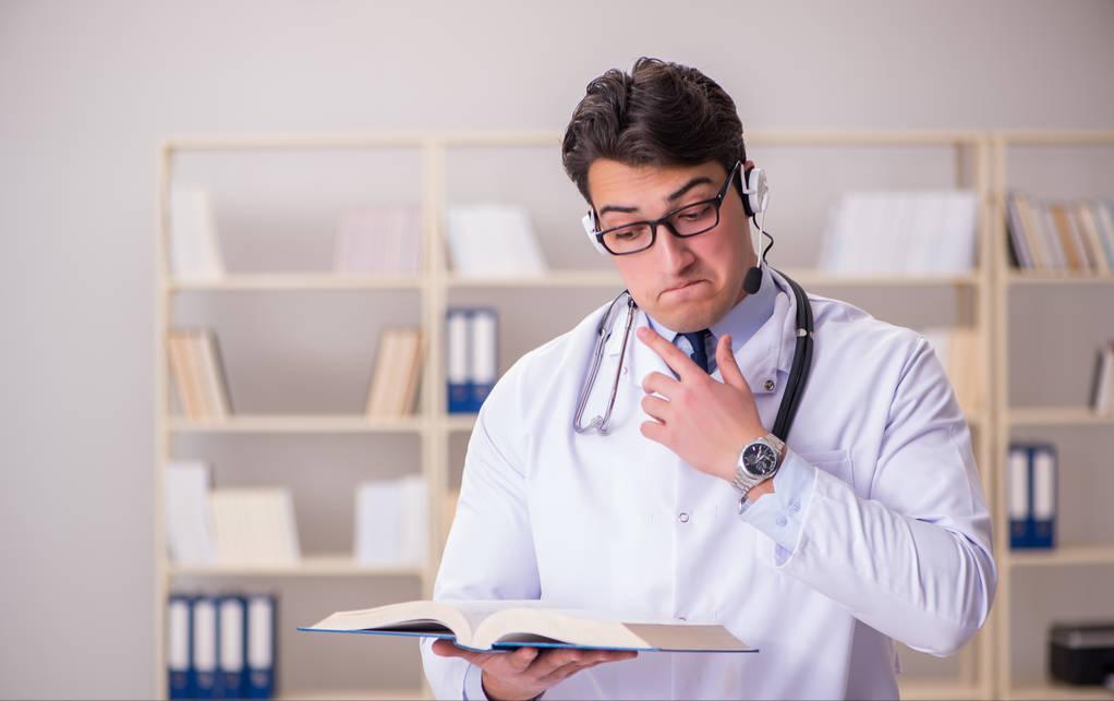 80多岁的老太太，腰痛5天不能走了，医生：边检查边治疗