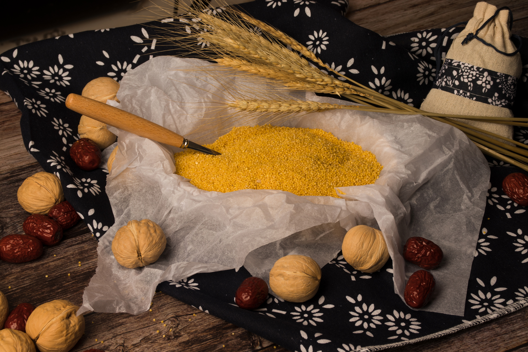 野钓饵料哪个诱鱼最好钓,钓鱼饵料添加什么诱鱼快