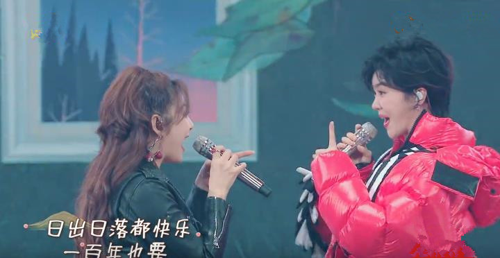 暖心郁可唯唱歌,郁可唯羽绒服蓝色