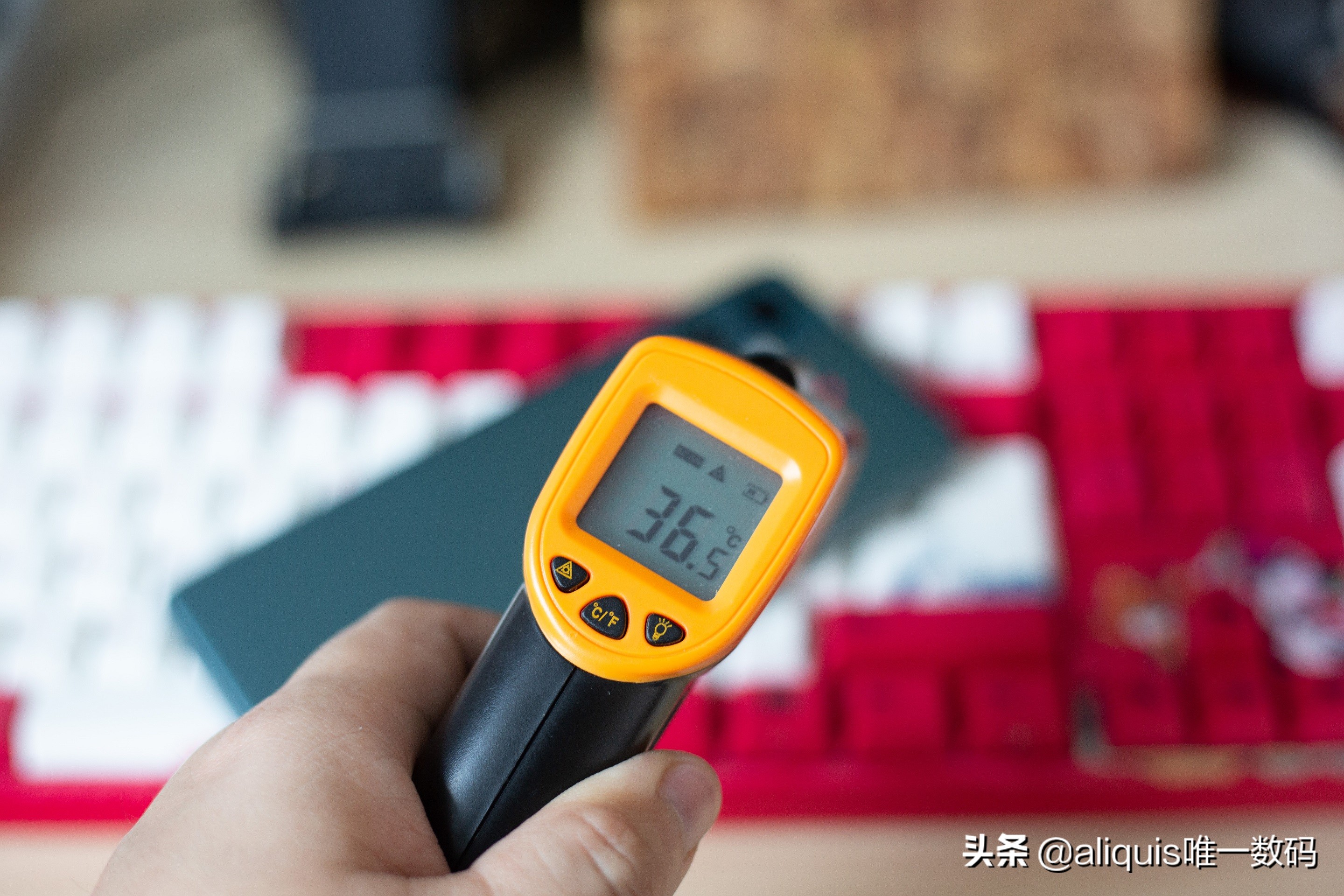 红魔手机加散热器游戏测评,手机玩原神满特效测试