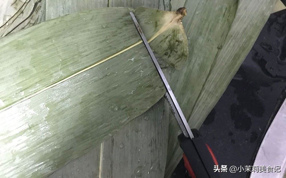 煮粽子叶子的时候要加什么,煮粽子怎样使叶子不变黄