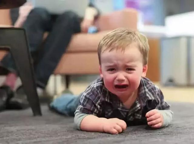 孩子从高处摔下来后如何处理,孩子从高处趴着摔下来精神都好