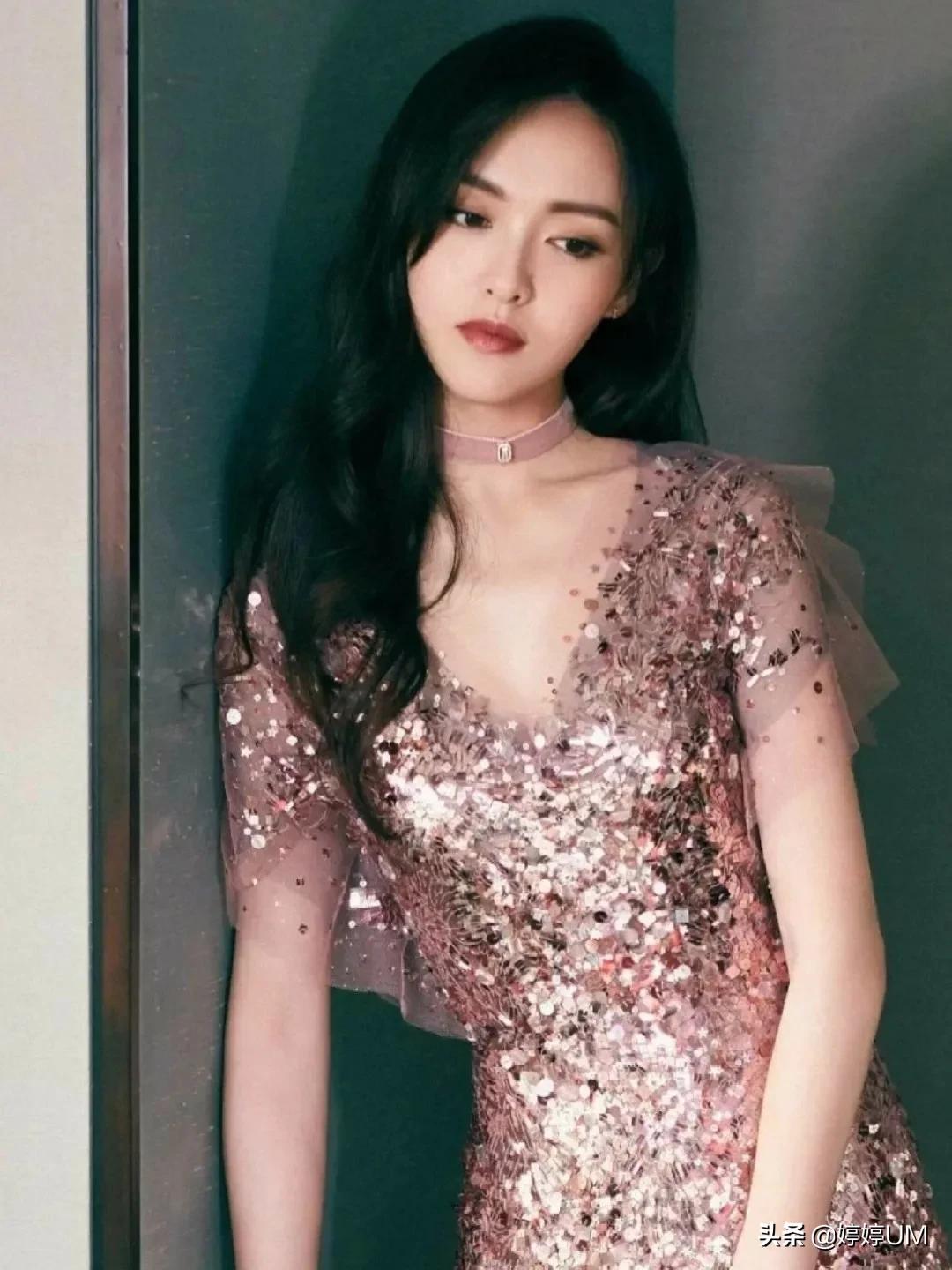 唐嫣，性感迷人、身材火辣、笑容甜美，这么好看的女人简直绝绝子