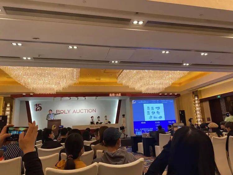 376双鞋,拍出718万人民币!炒鞋圈到底有多疯狂?