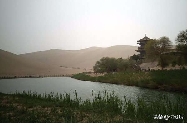 鸣沙山月牙泉堆满了游客,鸣沙山月牙泉景区