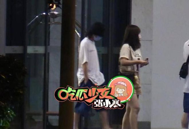 华晨宇被曝整容植发后首度现身打扮低调行色匆匆