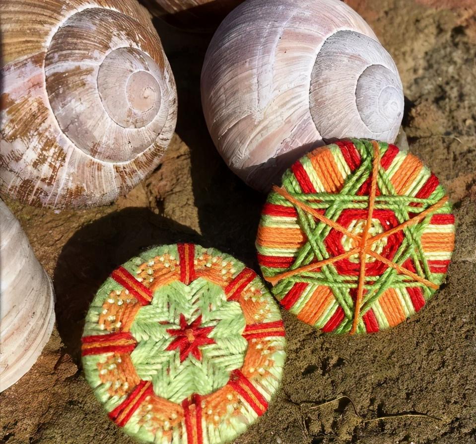 一个圆周边加一点装饰,用彩线做简单的小装饰