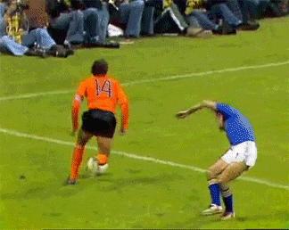 小梁观世界丨绿茵场里的“橙色闪电”