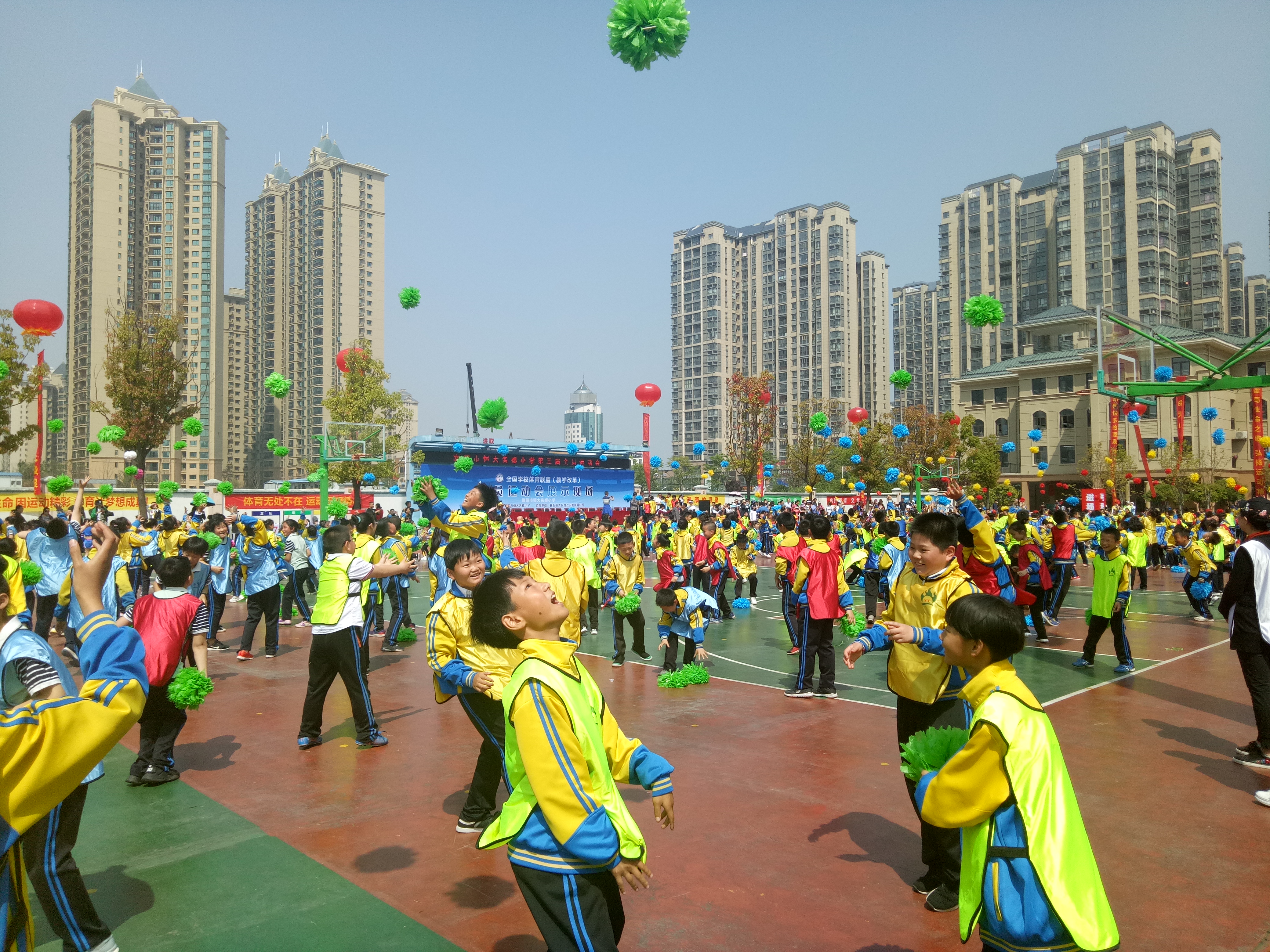 学校运动会解说词,学校体育运动会开幕式总结