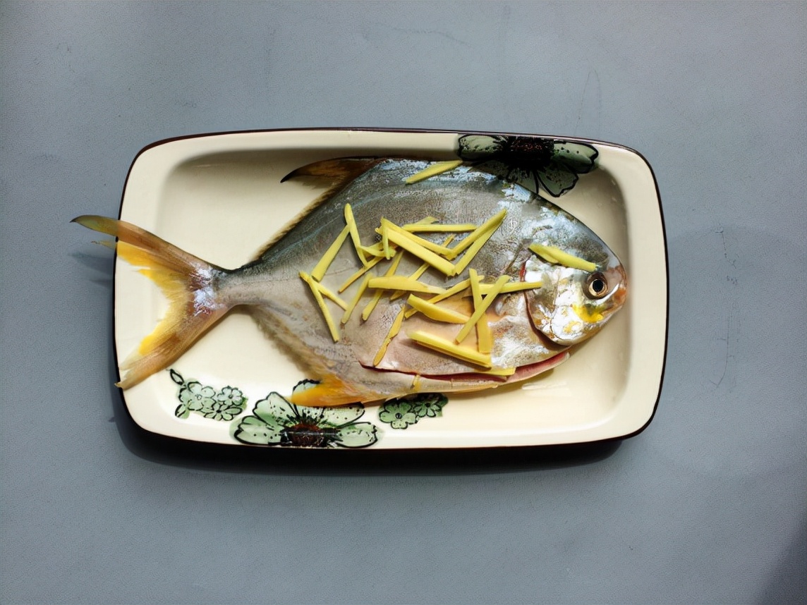 鲳鱼的处理方法清蒸鲳鱼,鲳鱼怎么吃有营养