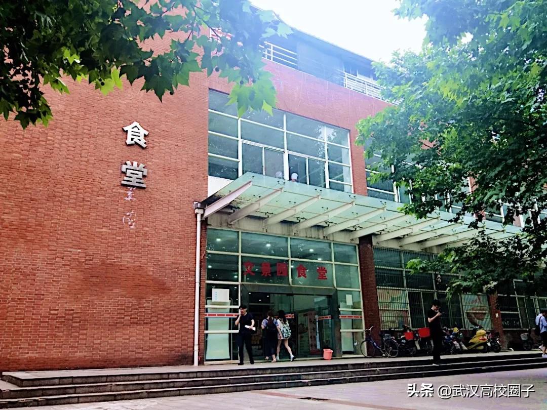 全武汉只有这所大学校门上跑火车，以前嫌弃现在却又舍不得