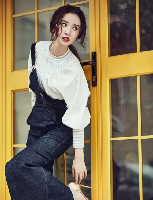 39岁张萌不愧是“环球小姐冠军”一件红色连衣裙也能穿出超模范