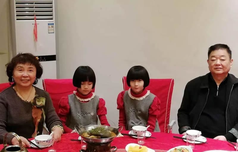 60岁盛海琳高龄产妇生下双胞胎,60岁生双胞胎的盛海琳丈夫离世