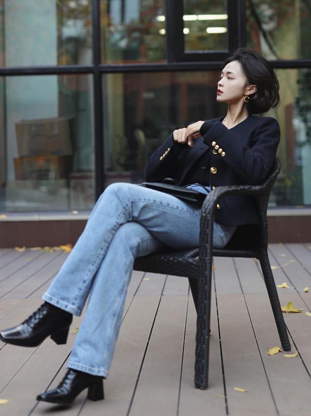 牛仔裤靴子怎么搭外套好看,牛仔裤短靴夏日穿搭