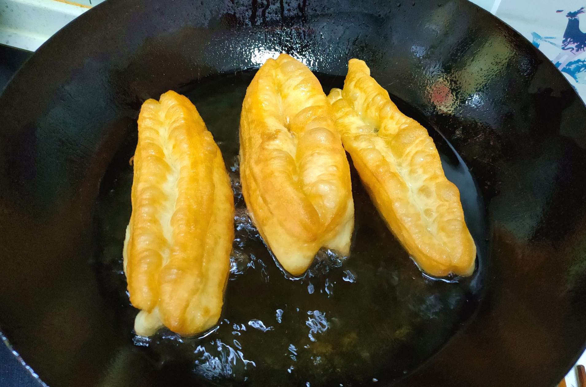 炸油条放酵母粉和脆皮油条粉行吗,炸油条需要放酵母粉吗