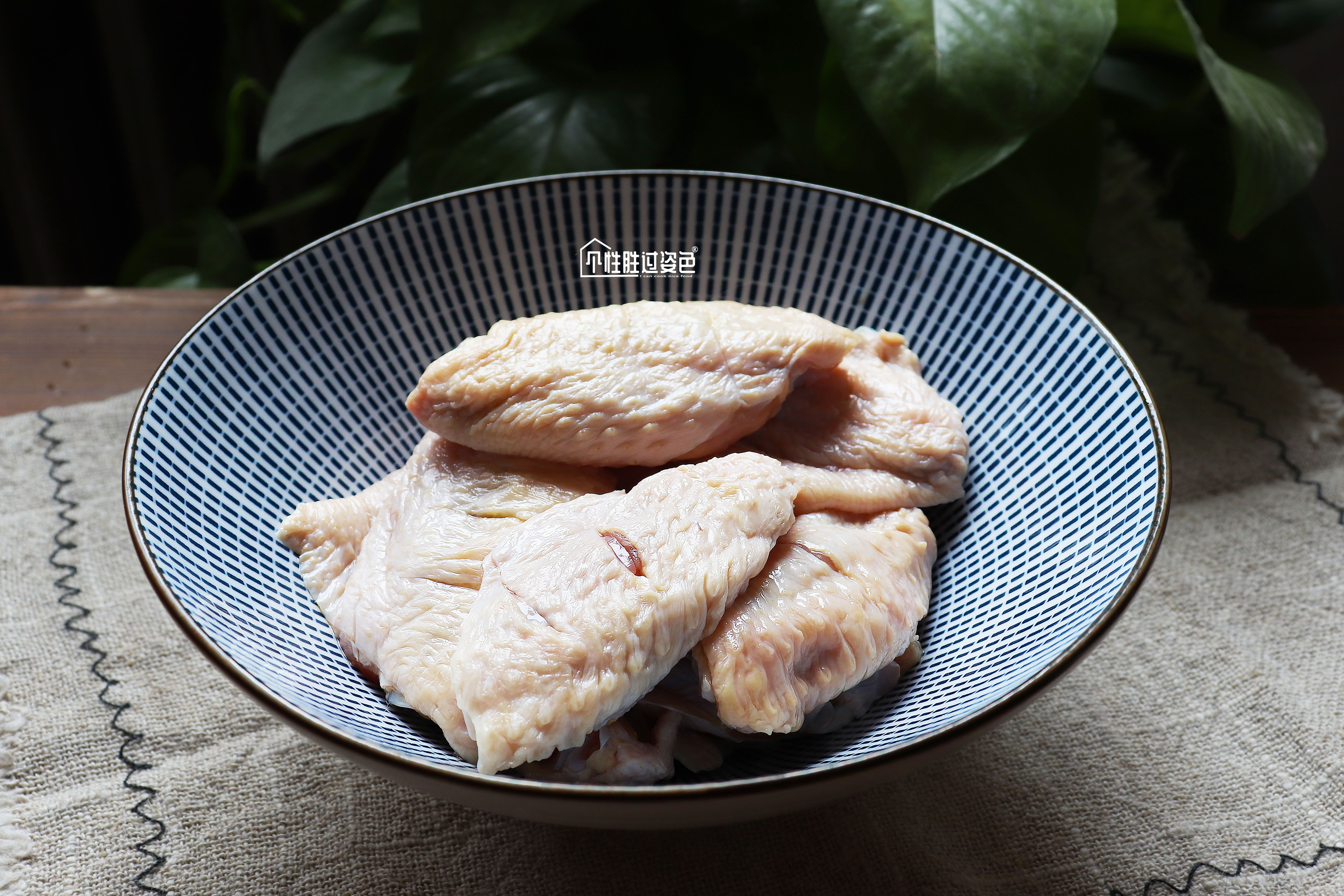 炸鸡翅面粉面包糠做法,炸鸡翅用淀粉还是面粉还是面包糠