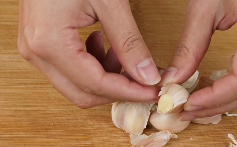 大蒜去皮看准这个小机关，一次剥一颗，30年保姆拿手绝活，真实用