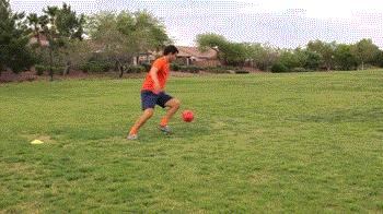 足球转身踢球训练方法,足球拉球转身过人教学