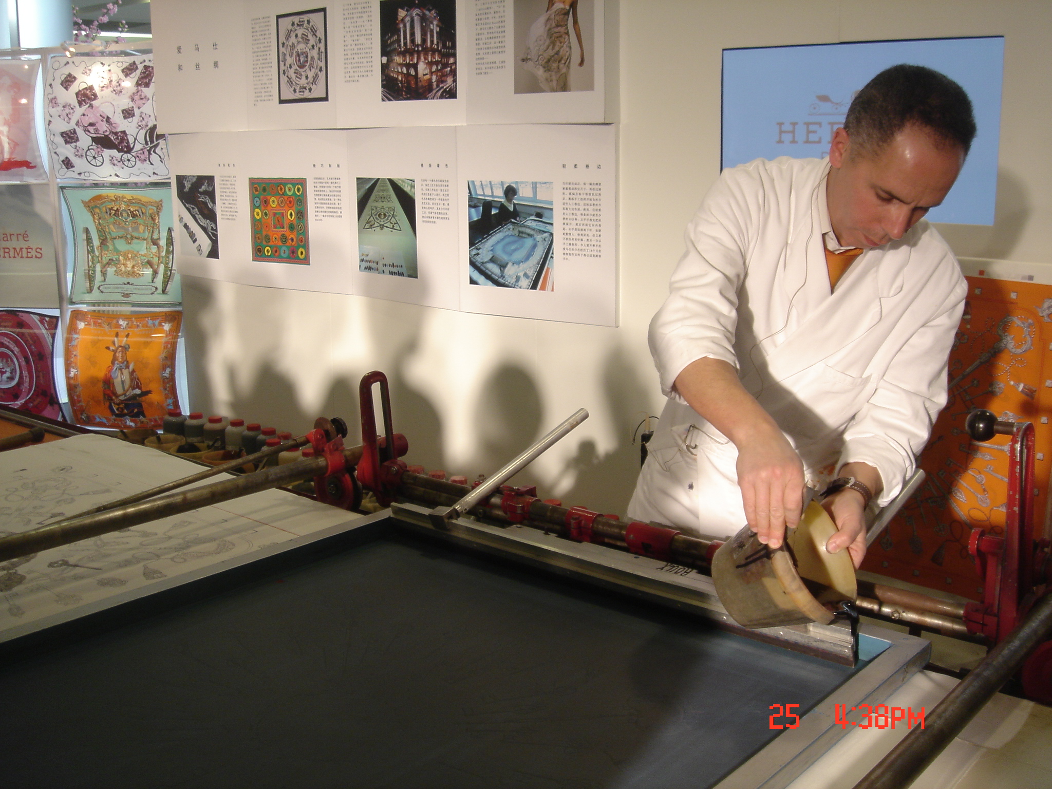 你知道章子怡戴的爱马仕丝巾为什么牛吗？