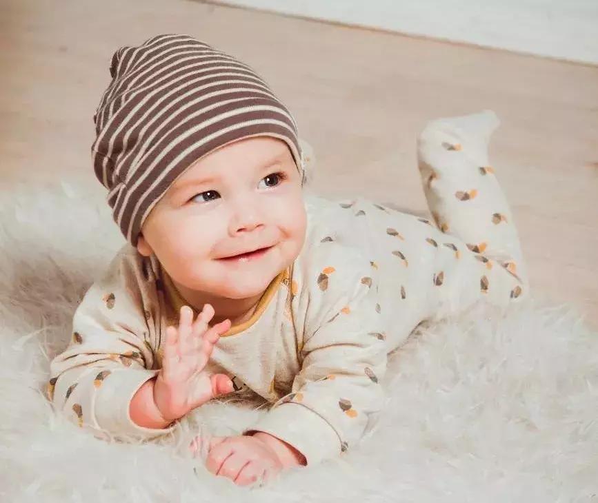 宝宝穿有荧光剂洗的衣服行不行,洗衣液含有荧光剂对衣服有害吗