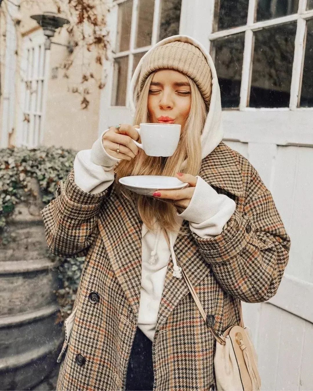 墨绿色格纹大衣怎样搭配好看,短款格纹毛呢大衣的搭配方法