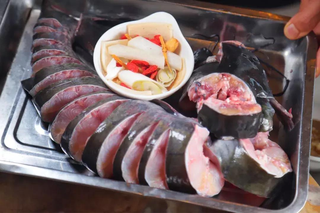 云南特色蒸汽石锅鱼什么鱼最好,特色美味云南蒸汽石锅鱼