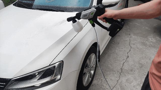洗车水枪家用体验,绿田锂电高压水枪洗车神器评测