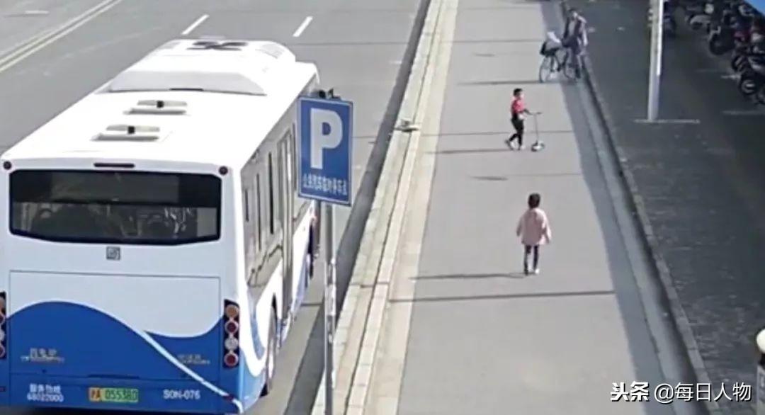 12岁男孩弑母案女孩讲述杀母过程,12岁男孩杀女童后续