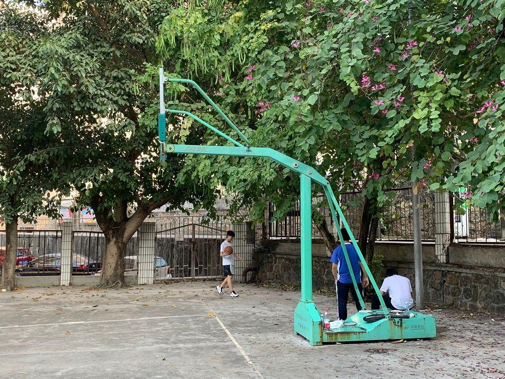 稀罕！运动场篮球架上没篮框？