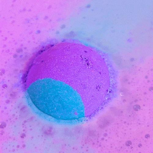 一颗少女手蕾解锁一场浴中奇思，于是身体被唤醒