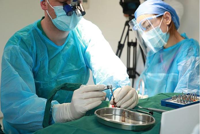 老人戴假牙有哪些注意事项,老人的活动假牙能咀嚼吗