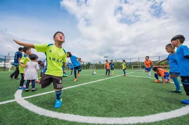 足球基本战术配合方法都有哪些,足球队员基础差用什么战术