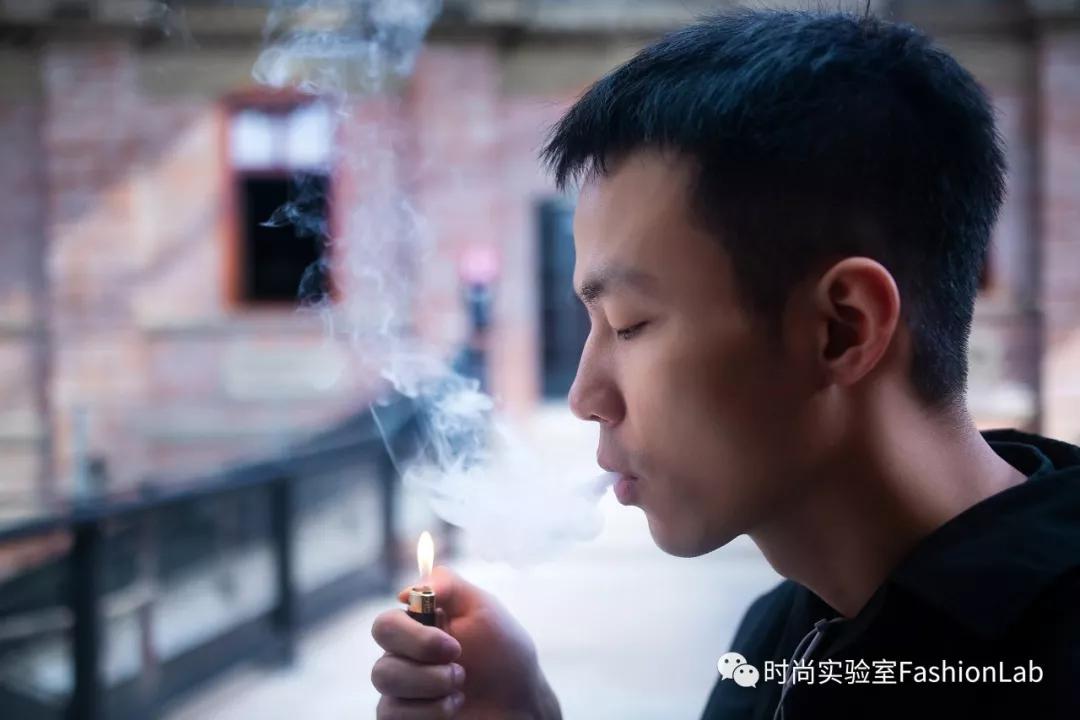 无论他多有钱都会拿走你的打火机,不管你的朋友多有钱都会拿打火机