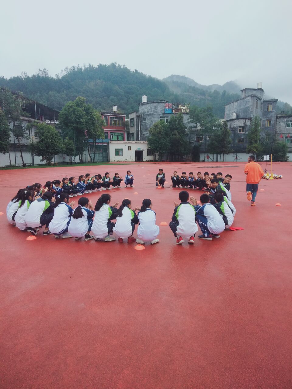 乡村名师冉俅、张永胜工作室开展沿河全县体育优质课评选活动。