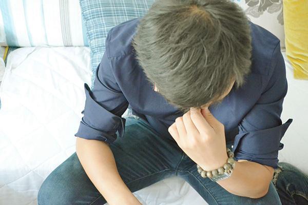 年轻却一头白发,年纪轻轻却长了白发