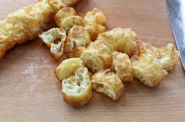 炒油条的家常做法简单又好吃,蓬松脆爽油条