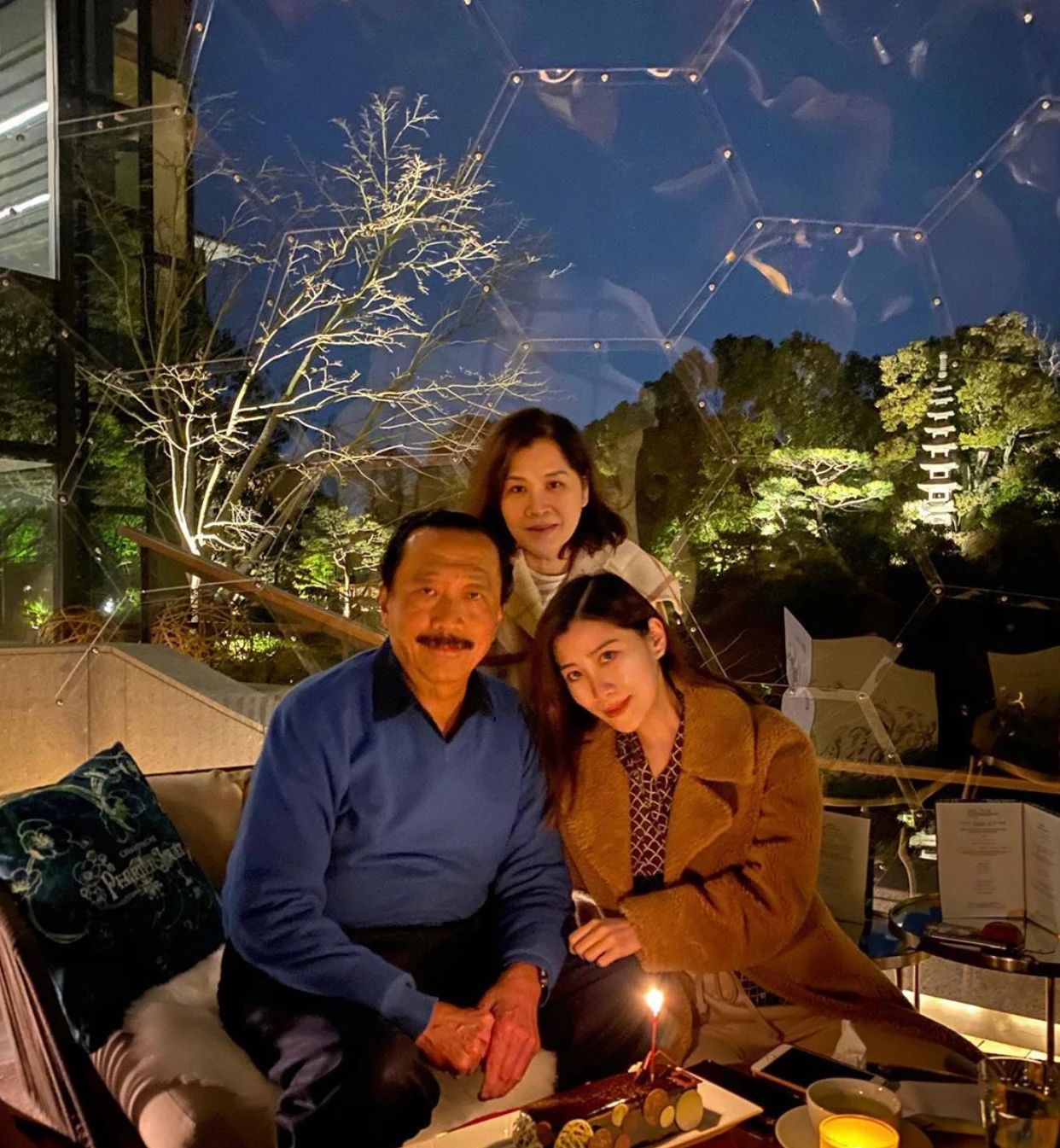 刘德华小姨子炫富上瘾？爱晒家中整墙名牌包，全身名牌堆砌太高调