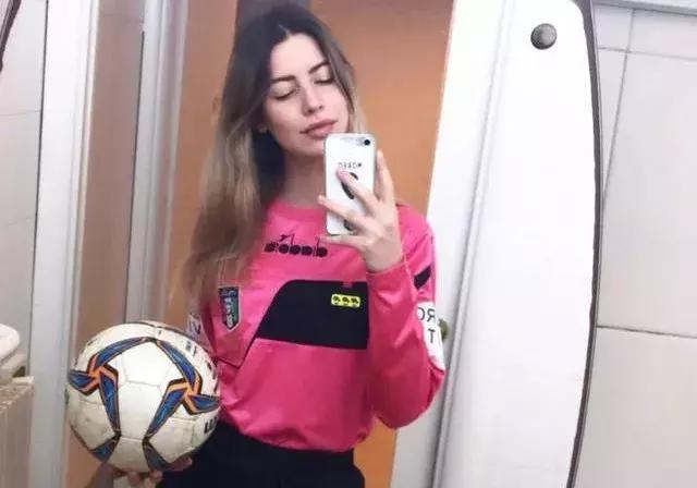 14岁小球员朝22岁美女裁判做不雅动作，青少年素质教育要跟上