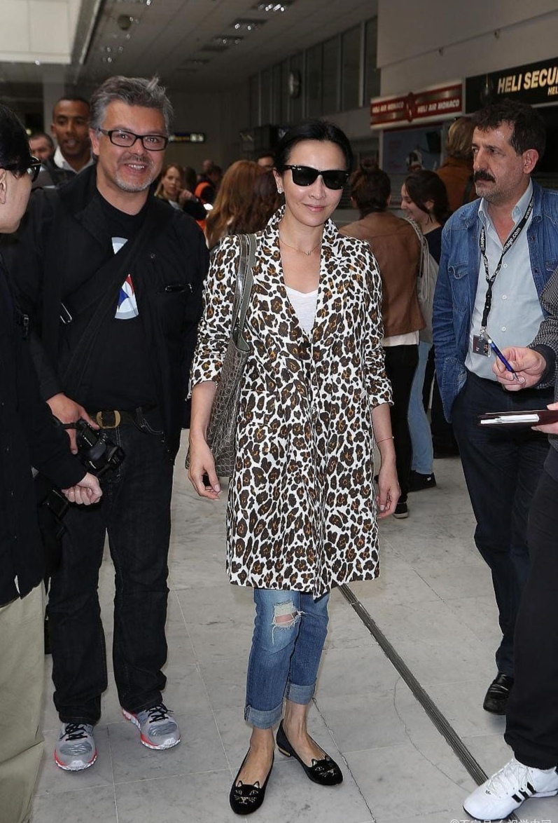 刘嘉玲穿西装牛仔裤和梁朝伟一起,刘嘉玲梁朝伟近期活动