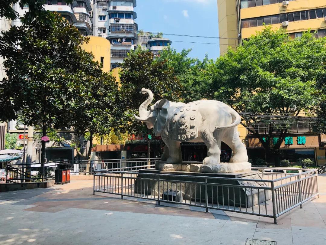 重庆这个24层没有电梯的高楼！直逼40℃的天气仍然有人前来打卡