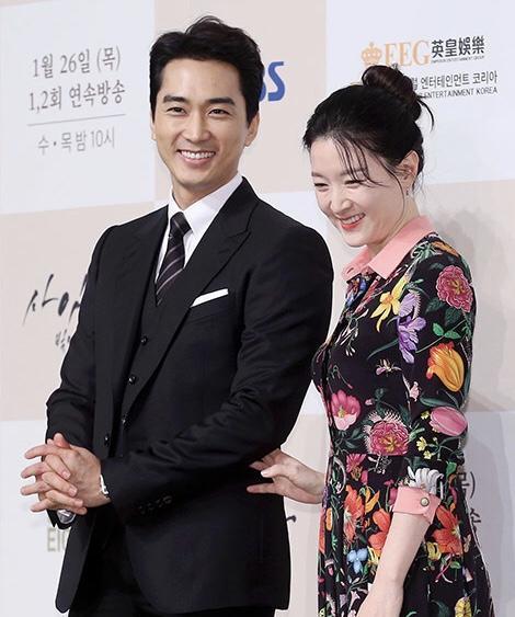 李英爱最新外穿毛衣搭配,李英爱红毯穿搭碎花裙